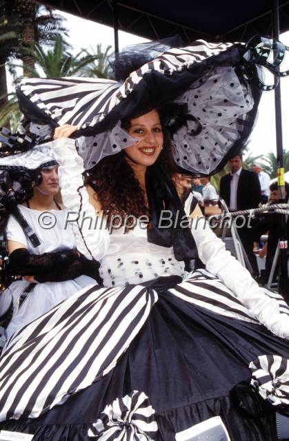 starlette 3.JPG - Sur les marches du palais du festival de Cannes 1994